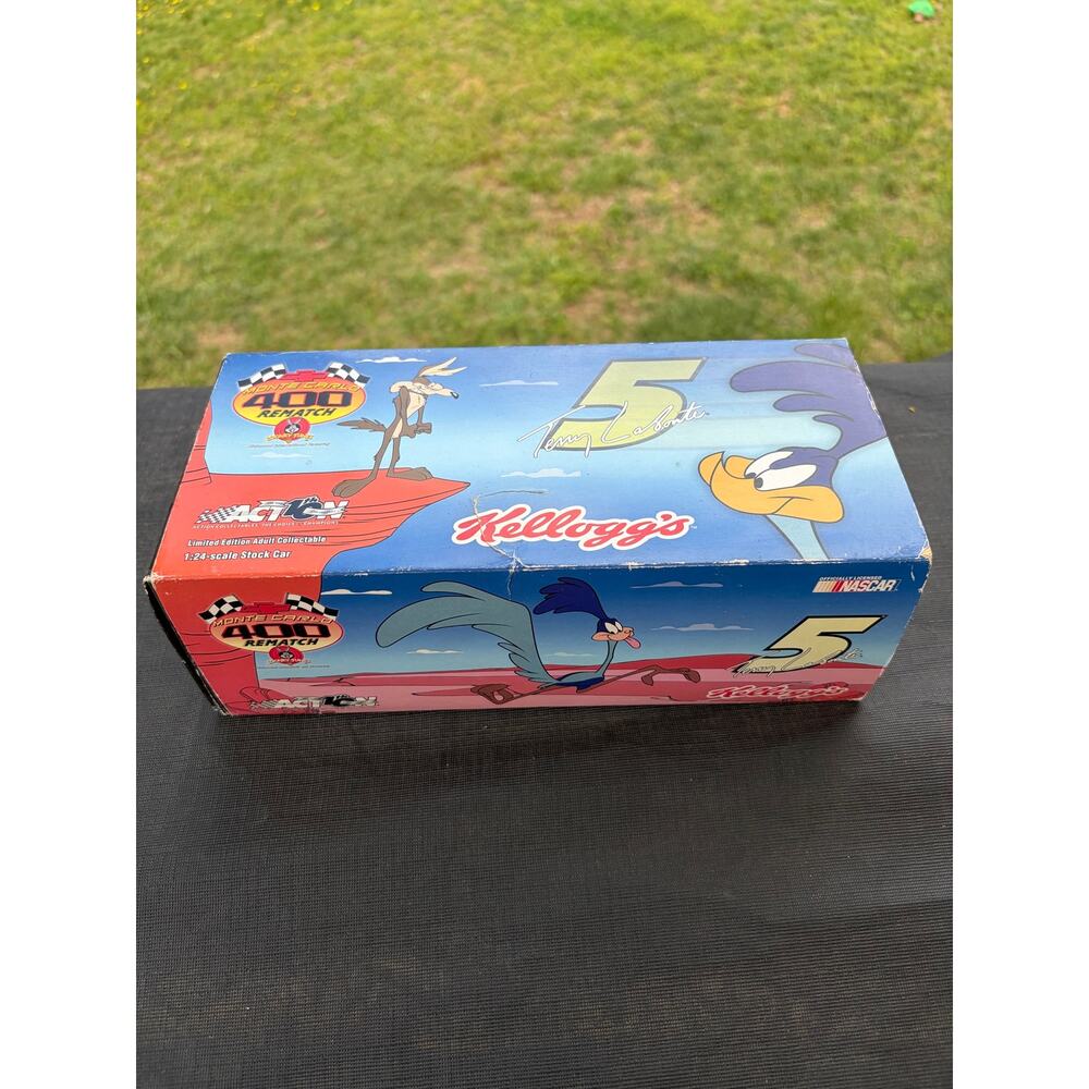 ACTION RACING 2002 NASCAR 1/24 SCALE TERRY LABONTE #5 KELLOGG'S LOONEY TUNES